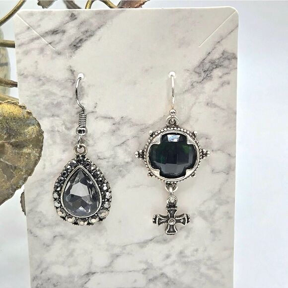 "5/$25" Mismatched Silvertone Green/Gray Celtic Dangle Earrings - Picture 8 of 9